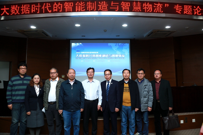 公司代表与天津大学齐二石教授、清华大学王凌教授等专家进行交流（新）_副本.jpg
